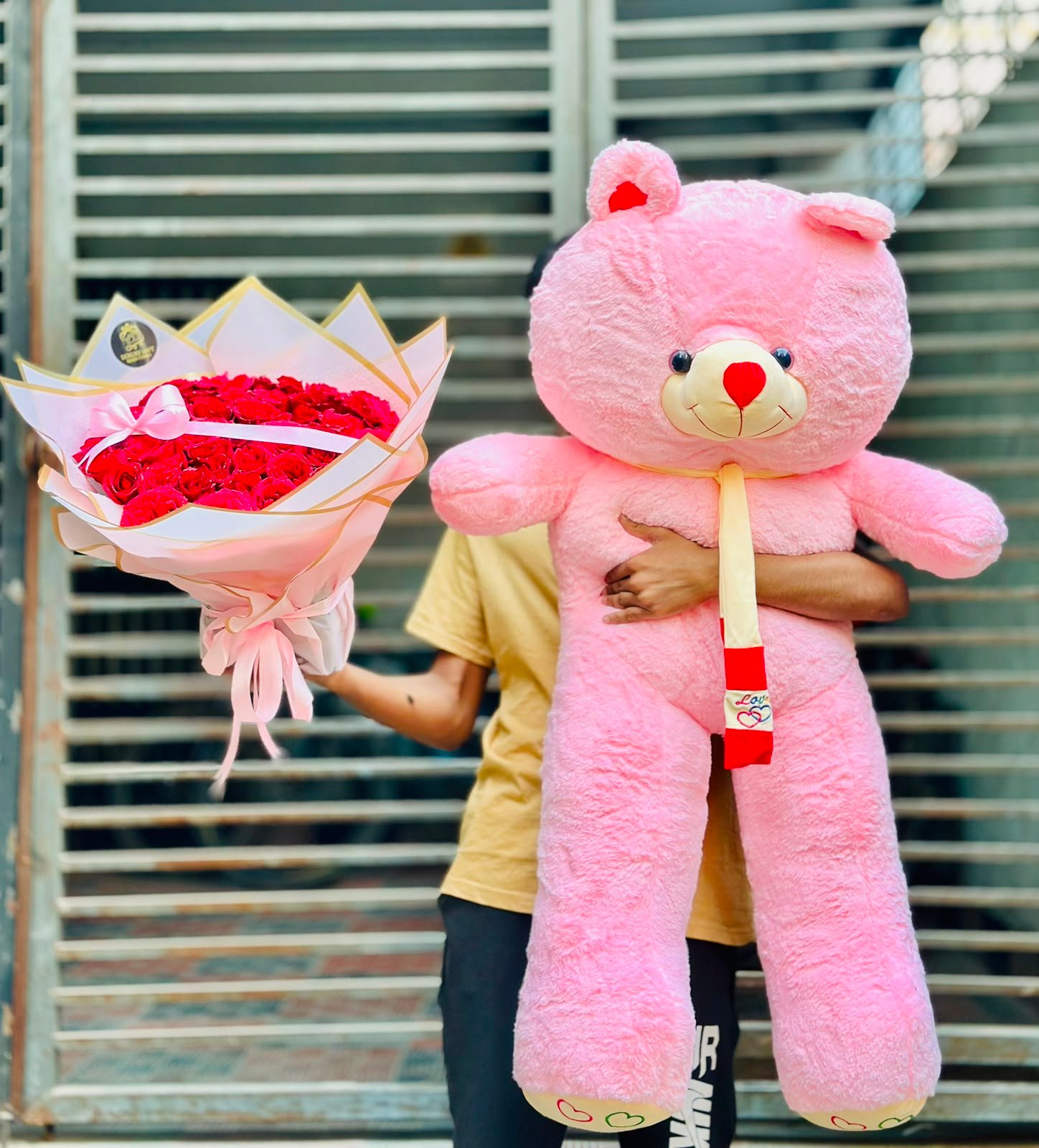 Giant Teddy & Rose Bouquet Combo