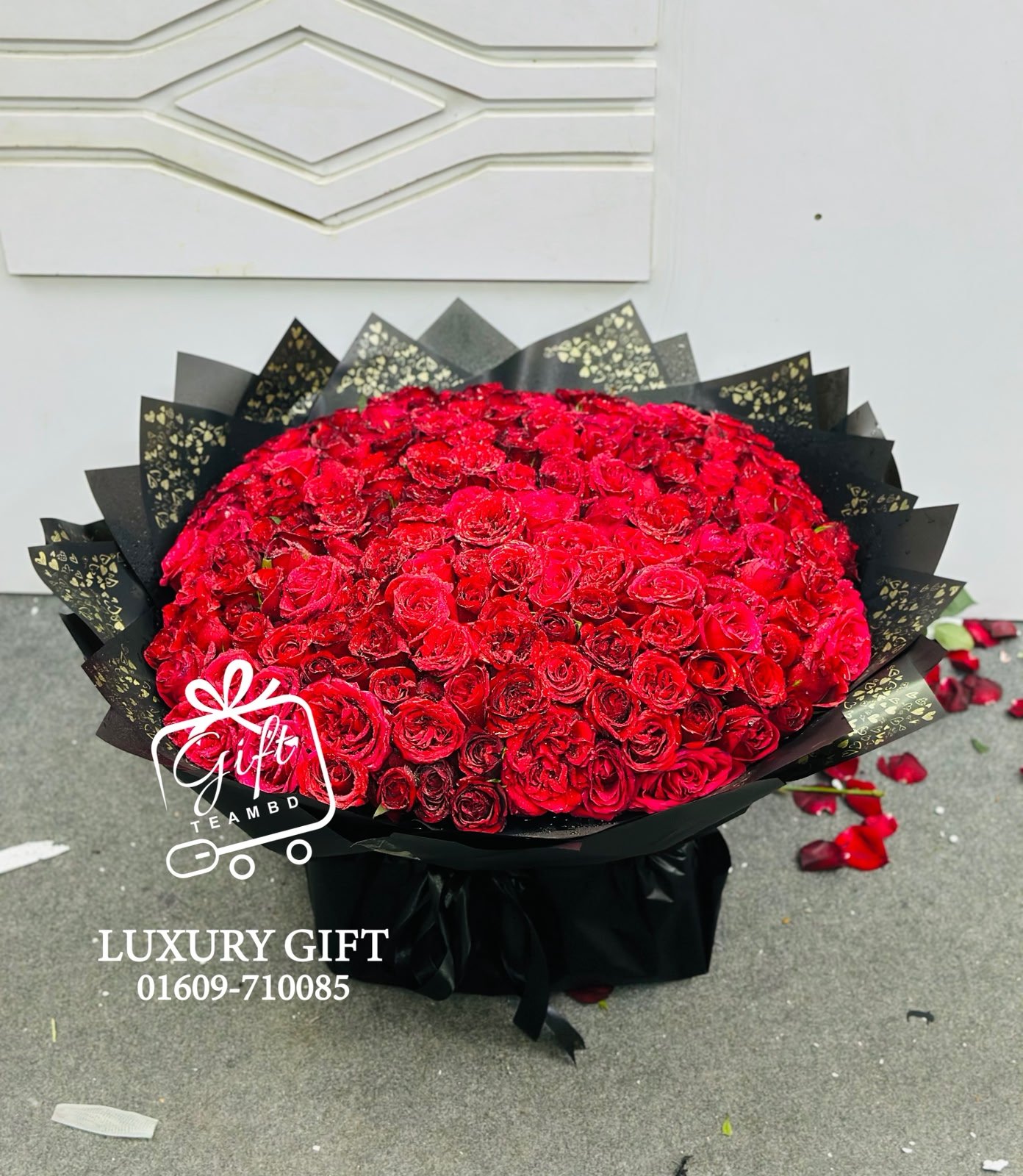 Grand Luxury Red Rose Bouquet (200+ Red Roses)
